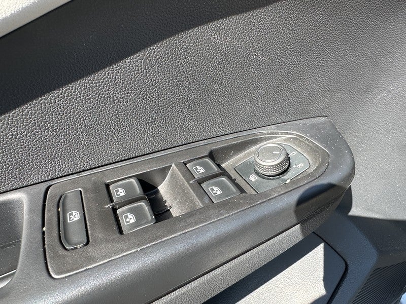 2025 Volkswagen Taos SE FWD