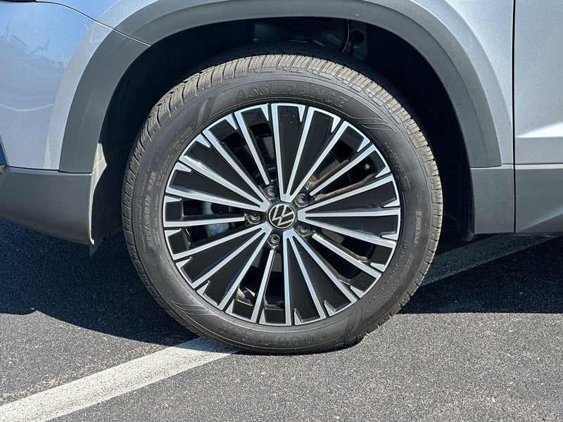 2025 Volkswagen Taos SE FWD