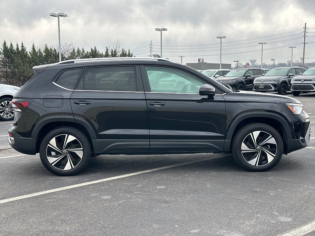 2025 Volkswagen Taos SE 4MOTION