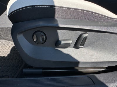 2025 Volkswagen Taos SE 4MOTION