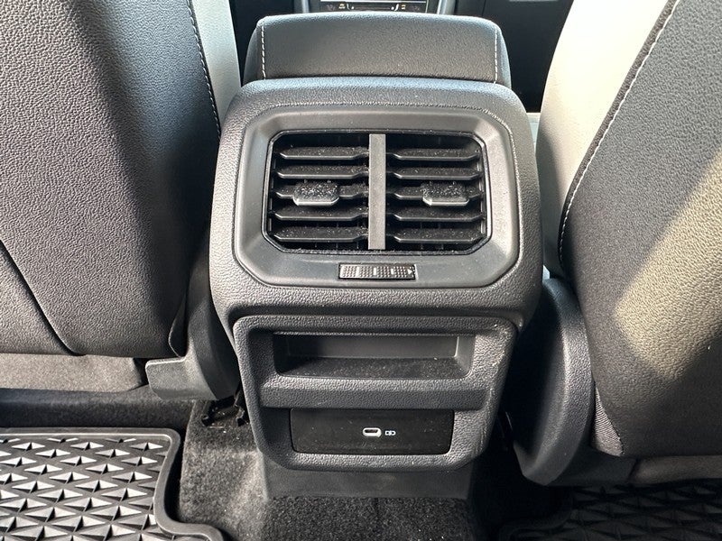 2025 Volkswagen Taos SE 4MOTION