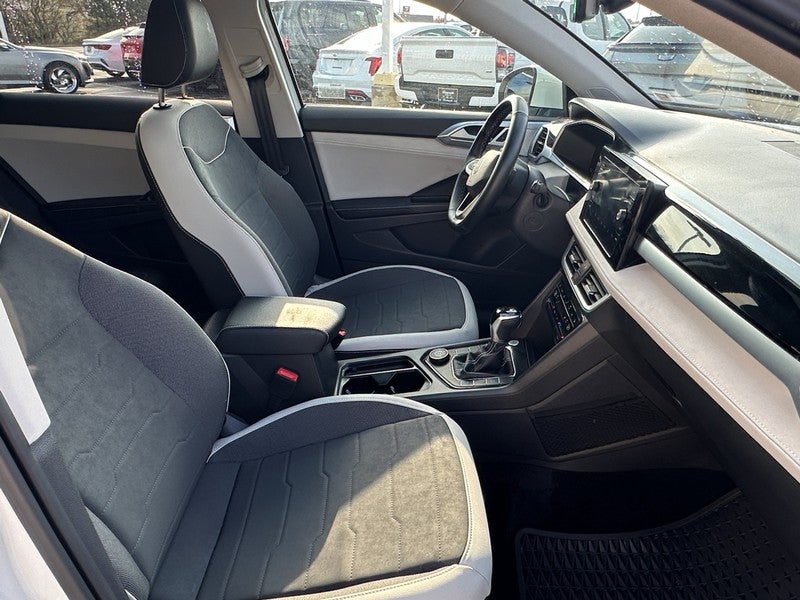 2025 Volkswagen Taos SE 4MOTION